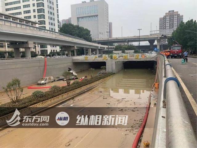 位于拱康路与平炼路的道路交叉口位置