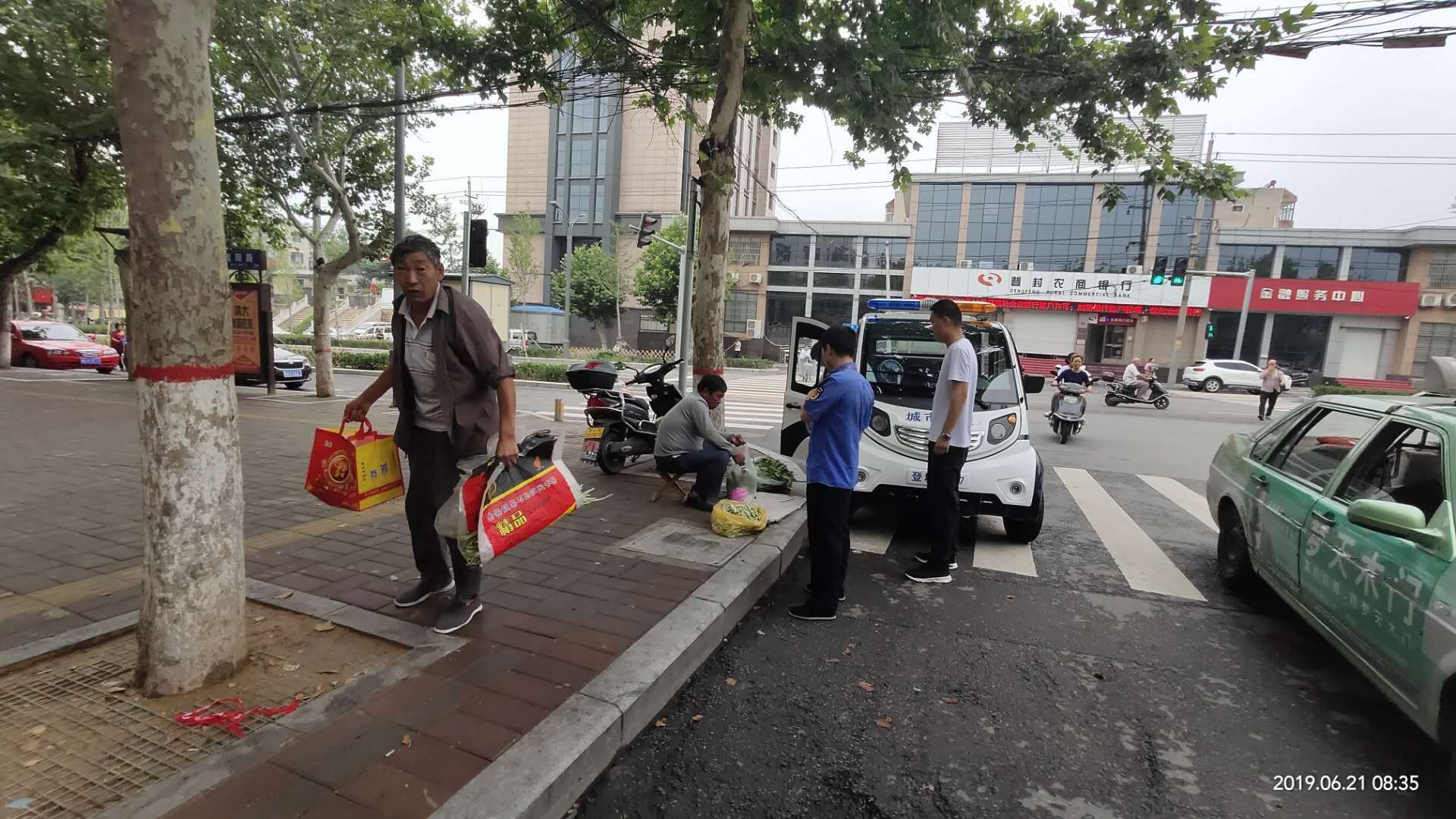 平时老陈一家靠收废品和回迁房的房租生活